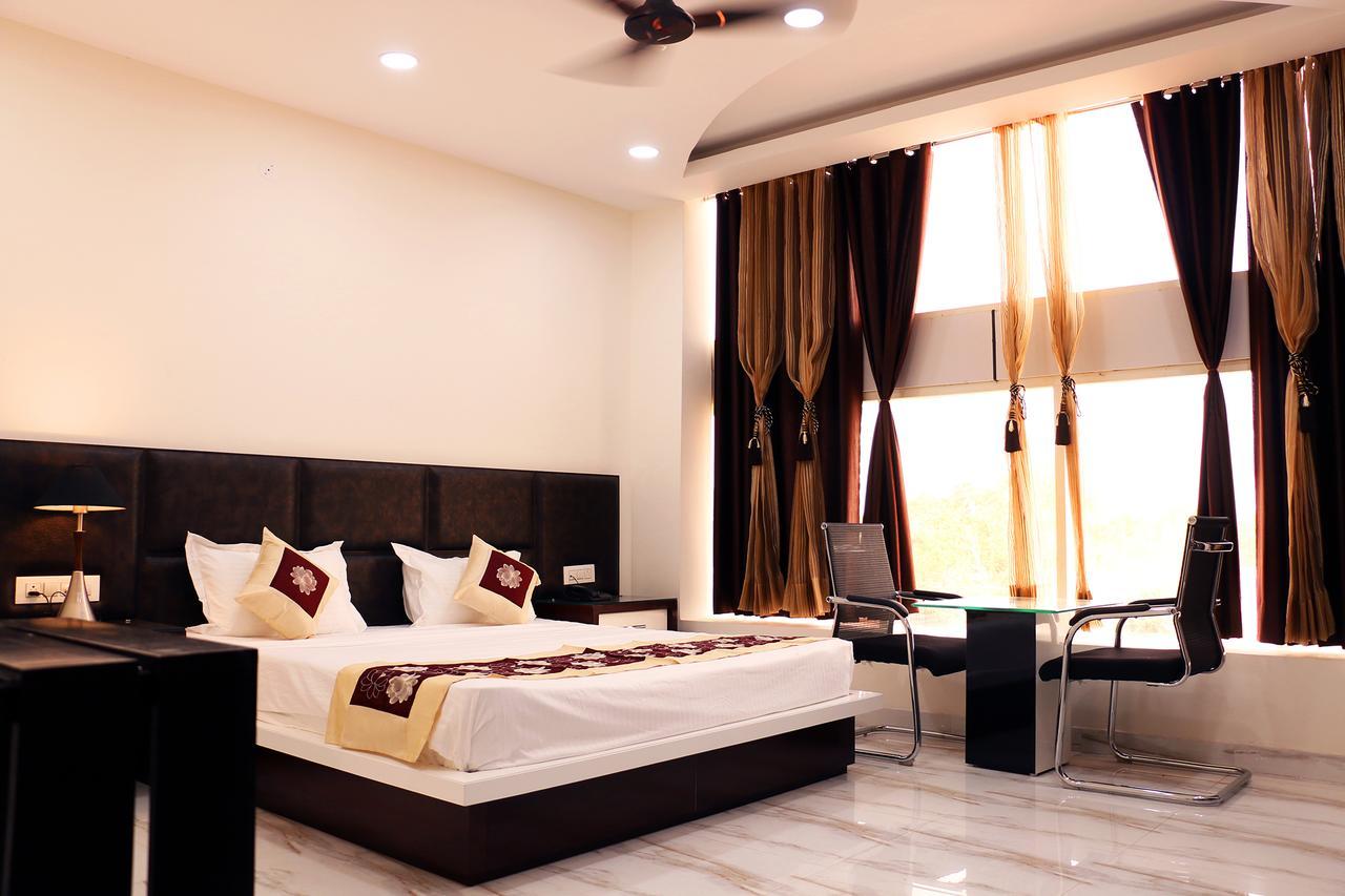 Hotel Neelam Moga Ludhiana Exterior foto